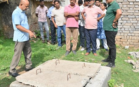 खुर्सीपार क्षेत्र में चल रहे सिवरेज लाईन पुनर्निर्माण के कार्यो का औचक निरीक्षण करने पहुंचे-आयुक्त