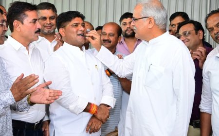 जिला ग्रामीण अध्यक्ष राकेश ठाकुर को जन्म दिन की बधाई देने जिले भर के कांग्रेस नेता पहुंचे धौराभांठा