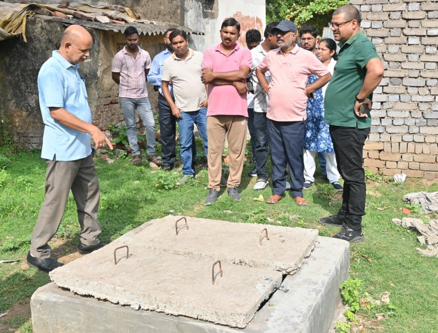 खुर्सीपार क्षेत्र में चल रहे सिवरेज लाईन पुनर्निर्माण के कार्यो का औचक निरीक्षण करने पहुंचे-आयुक्त