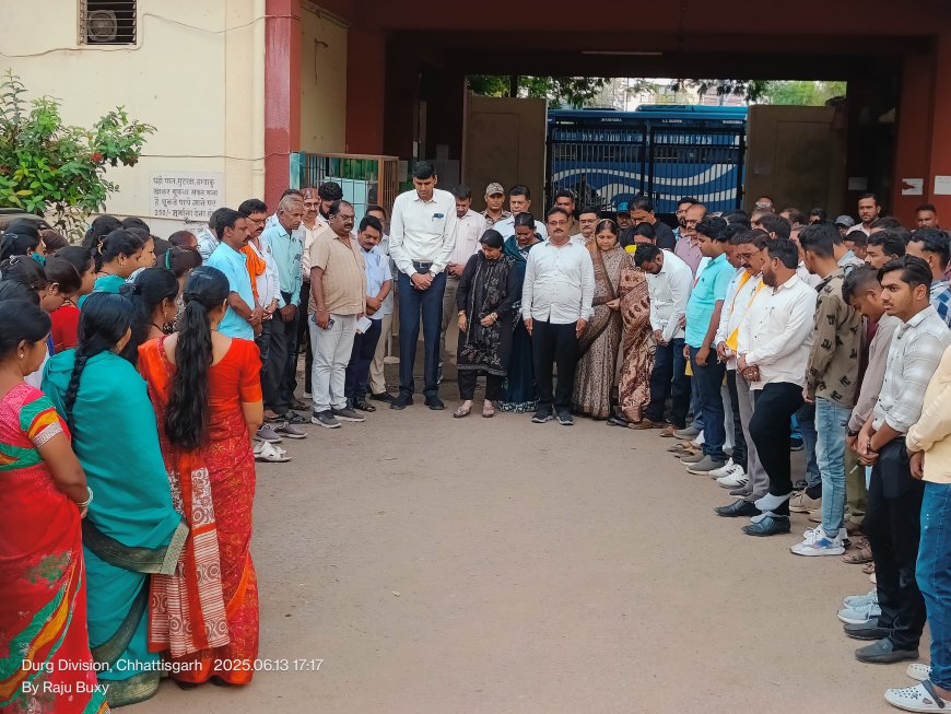 श्रद्धांजलि:अहमदाबाद विमान हादसे पर महापौर,आयुक्त सहित सभापति एमआईसी,पार्षदो व अधिकारी/कर्मचारियो ने दिवंगतों को दो मिनट का मौन रखकर की श्रद्धांजलि अर्पित