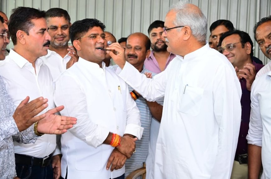 जिला ग्रामीण अध्यक्ष राकेश ठाकुर को जन्म दिन की बधाई देने जिले भर के कांग्रेस नेता पहुंचे धौराभांठा