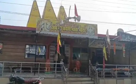 सुपेला थाना क्षेत्र के नेहरू भवन रोड स्थित प्रसिद्ध काली माता मंदिर में अज्ञात चोरों ने दान पेटी को निशाना बनाते हुए उसमें रखी नकदी चोरी कर ली