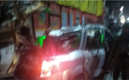 रेलवे फाटक के पास हादसा, खड़े ट्रक से टकराई तेज रफ्तार कार, चार लोगों की मौत