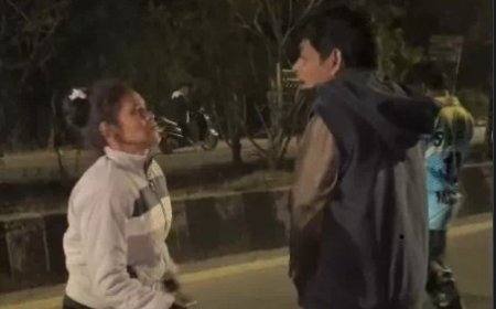 छत्तीसगढ़ के बिलासपुर में एक युवती सड़क पर हंगामा मचाते हुए युवक की थप्पड़ मारती रही