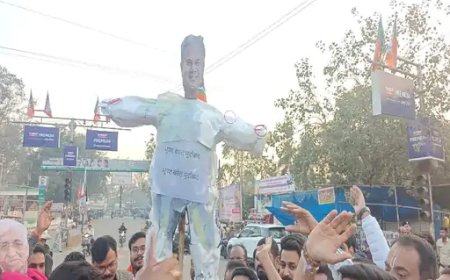 जांजगीर-चांपा जिले के कचहरी चौक पर भारतीय जनता युवा मोर्चा (भाजयुमो) ने पूर्व मुख्यमंत्री भूपेश बघेल का पुतला दहन किया