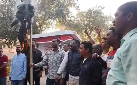 छत्तीसगढ़ के धमतरी में कांग्रेस कार्यकर्ताओं ने पुलिस प्रशासन पर भेदभाव का आरोप लगाते हुए कोतवाली थाने के सामने पुतला दहन किया