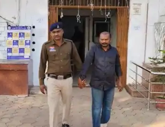 खुर्सीपार पुलिस ने बड़ी कार्रवाई करते हुए चर्चित एल्युमिनियम वायर गबन मामले में 9 सालों से फरार चल रहे मुख्य आरोपी पतीता बाघ को ओडिशा से गिरफ्तार कर लिया