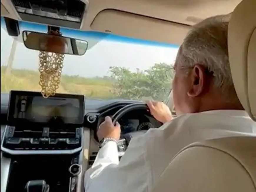 छत्तीसगढ़ के पूर्व मुख्यमंत्री भूपेश बघेल का एक अलग अंदाज सोशल मीडिया पर वायरल हो रहा