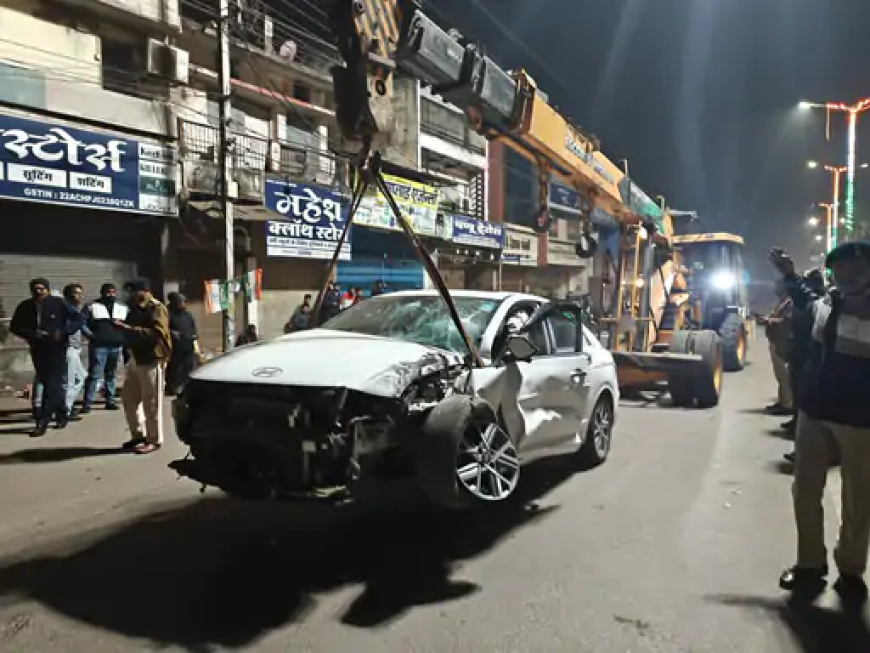 छत्तीसगढ़ के धमतरी शहर के घड़ी चौक पर एक तेज रफ्तार कार बिजली के खंभे से टकरा गई