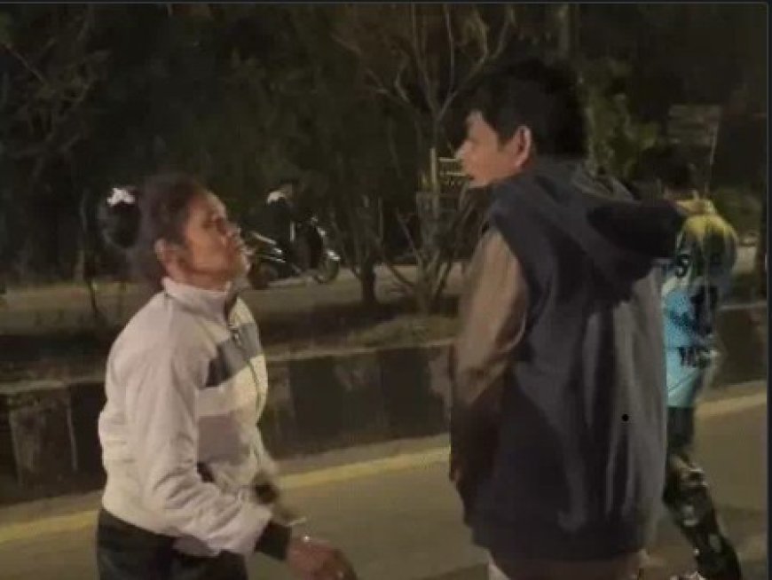 छत्तीसगढ़ के बिलासपुर में एक युवती सड़क पर हंगामा मचाते हुए युवक की थप्पड़ मारती रही