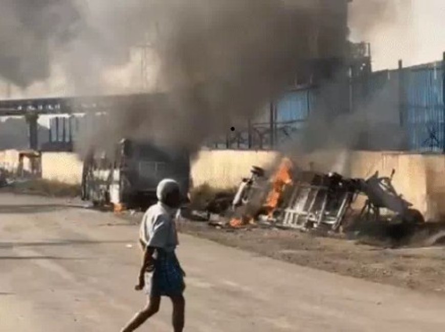 छत्तीसगढ़ के रायगढ़ जिले में JPL कोयला खदान के खिलाफ धरने पर बैठे प्रदर्शनकारियों को हटाने गई पुलिस पर ग्रामीणों ने हमला कर दिया