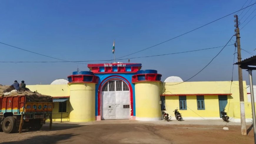 जिला जेल से साइबर सेल और बालोद पुलिस की संयुक्त टीम ने जांच के दौरान एक छोटा मोबाइल फोन जब्त किया