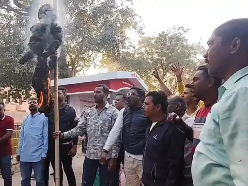 छत्तीसगढ़ के धमतरी में कांग्रेस कार्यकर्ताओं ने पुलिस प्रशासन पर भेदभाव का आरोप लगाते हुए कोतवाली थाने के सामने पुतला दहन किया