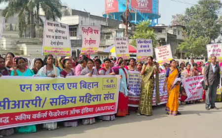 प्रदेशभर के अलग-अलग जिलों से रायपुर पहुंची एनआरएलएम बिहान योजना से जुड़ी महिलाएं राजीव गांधी चौक पर धरना दे रही