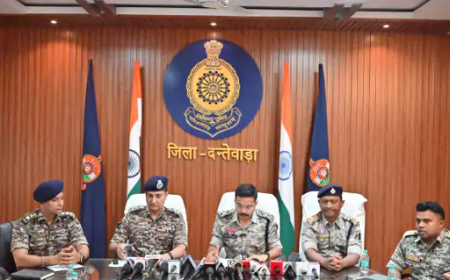 छत्तीसगढ़ के दंतेवाड़ा जिले में 63 नक्सलियों ने आत्मसमर्पण कर दिया