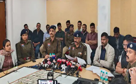 रायपुर पुलिस ने शुक्रवार को 50 लाख 35 हजार रुपए कैश के साथ 4 सटोरियों को पकड़ा