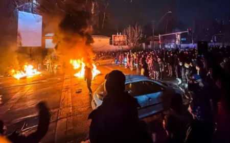 ईरान में क्यों भड़क उठे विरोध प्रदर्शन? जानिए आंदोलन की जड़, हिंसा, अंतरराष्ट्रीय तनाव और अमेरिका को दी गई चेतावनी की पूरी कहानी