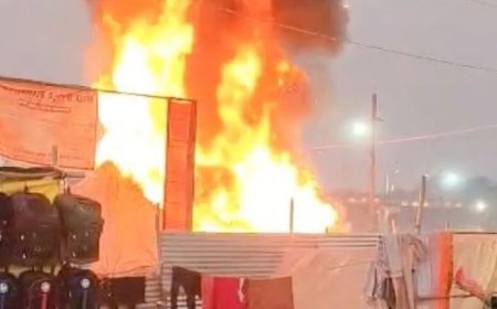 प्रयागराज माघ मेले में लगी भीषण आग, कल्पवासी भागे, शिविर जलकर हुए राख