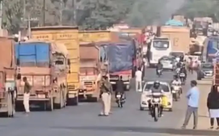 सुबह करीब 10 बजे कोंडागांव के बनियागांव सेक्शन में किसानों ने नेशनल हाईवे-30 को जाम कर दिया