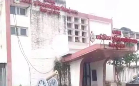 दुर्ग जिले में शराब पार्टी में जोरदार विवाद हुआ। पार्टी में एक इंस्पेक्टर को गाली दे दी गई, जिससे बाद विवाद बढ़ गया