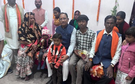 मुख्यमंत्री विष्णु देव साय ने प्रधानमंत्री आवास योजना के हितग्राही के घर पहुँचकर जाना ज़मीनी अनुभव