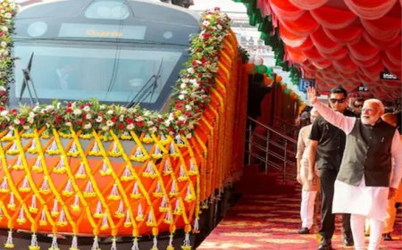 PM मोदी ने वंदे भारत स्लीपर ट्रेन को दिखाई हरी झंडी, 14 घंटे में हावड़ा से पहुंचाएगी कामाख्या