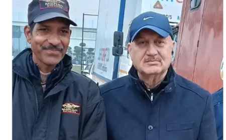 हरियाणा में गुरुग्राम के सोहना में फिल्म "खोसला का घोंसला-2" की शूटिंग के दौरान एक्टर अनुपम खेर ने एक सिक्योरिटी गार्ड को स्मार्टफोन गिफ्ट किया