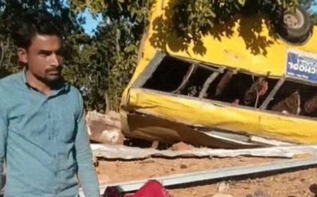 छत्तीसगढ़-झारखंड सीमा पर ओरसा घाट में स्कूल बस पलटने से 9 लोगों की मौत हो गई और 78 लोग घायल हुए। इनमें से 20 से अधिक की हालत गंभीर