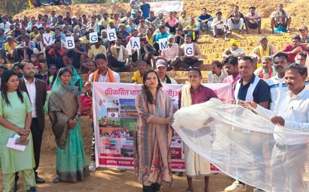 करमरी में ग्रामीणों द्वारा मानव श्रृंखला बनाकर 'आत्मनिर्भर गांव - विकसित भारत' का दिया संदेश