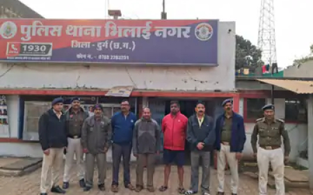 दुर्ग पुलिस ने मोबाइल व्हाट्सऐप ग्रुप बनाकर जुआ-सट्टा खेलने और खिलाने वालों के खिलाफ सख्त कार्रवाई करते हुए दो अलग-अलग प्रकरणों में कुल 7 आरोपियों को गिरफ्तार किया