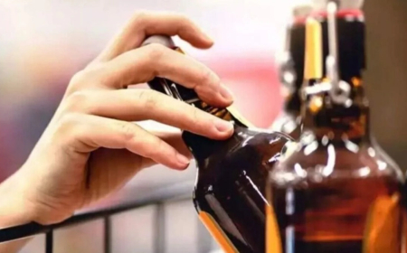 छत्तीसगढ़ सरकार की नई आबकारी नीति: शराब अब प्लास्टिक बोतलों में बिकेगी, पर्यावरण को लेकर बढ़ी चिंता