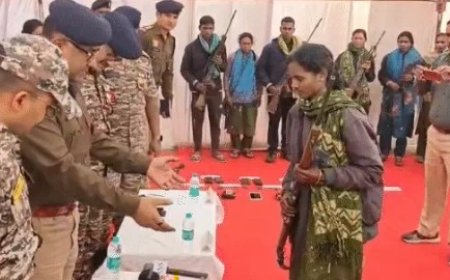 छत्तीसगढ़ के धमतरी जिले में शुक्रवार को 2 DVCM मेंबर सहित 9 नक्सलियों ने सरेंडर किया