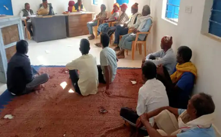 छत्तीसगढ़ के सरगुजा जिले में सरकारी टीचर बसंत पंचमी के दिन सरस्वती पूजा में नशे में धुत होकर स्कूल पहुंच गया