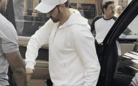 एक्टर ऋतिक रोशन शनिवार को फिल्ममेकर गोल्डी बहल के बर्थडे सेलिब्रेशन में नजर आए