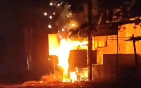 छत्तीसगढ़ के धमतरी शहर में दानी टोला चौक के पास एक ट्रांसफार्मर में भीषण आग लग गई