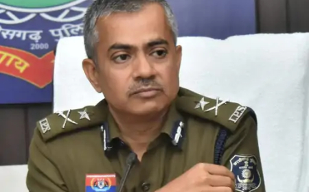दुर्ग रेंज के नए पुलिस महानिरीक्षक (IG) अभिषेक शांडिल्य ने पदभार ग्रहण करने के बाद मंगलवार को जिले के पुलिस अधिकारियों की पहली अहम बैठक ली