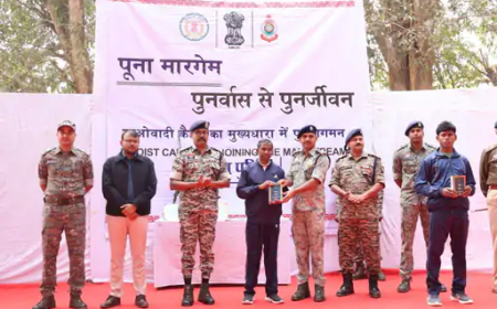 दक्षिण बस्तर डिवीजन में 8 लाख रुपए के इनामी 4 नक्सली कैडरों ने हिंसा का रास्ता छोड़ते हुए आत्मसमर्पण कर दिया