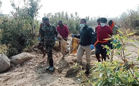 बलरामपुर में सेंदुर नदी के किनारे रेत के नीचे दबा अज्ञात शव मिला