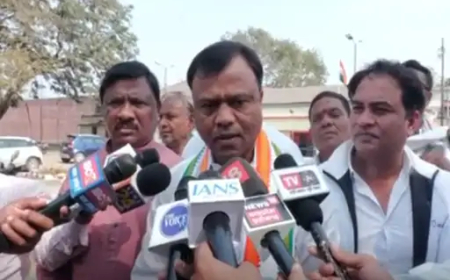 छत्तीसगढ़ प्रदेश कांग्रेस अध्यक्ष दीपक बैज शनिवार को छत्तीसगढ़ शराब घोटाले मामले में रायपुर सेंट्रल जेल में बंद वरिष्ठ कांग्रेस नेता कवासी लखमा से मिलने पहुंचे