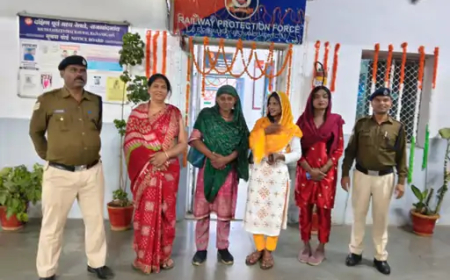 राजनांदगांव में रेलवे सुरक्षा बल (RPF) ने रेल मदद ऐप पर मिली शिकायत के बाद कार्रवाई करते हुए ट्रेन में यात्रियों से वसूली कर रहे चार किन्नरों को हिरासत में लिया
