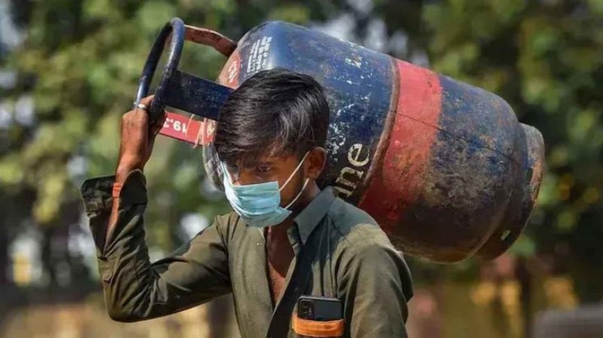 आम आदमी की रसोई में लगी आग…1 जनवरी से एलपीजी सिलेंडर के दाम में 111 का बड़ा इजाफा, देखें नई रेट लिस्ट