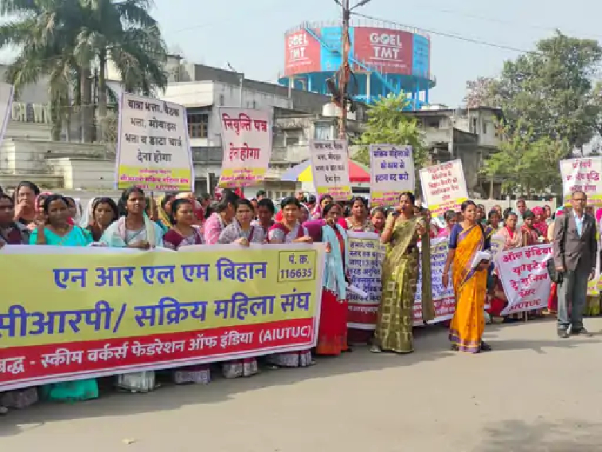 प्रदेशभर के अलग-अलग जिलों से रायपुर पहुंची एनआरएलएम बिहान योजना से जुड़ी महिलाएं राजीव गांधी चौक पर धरना दे रही