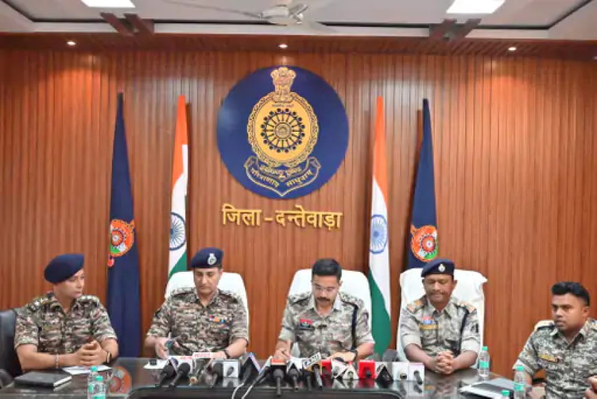 छत्तीसगढ़ के दंतेवाड़ा जिले में 63 नक्सलियों ने आत्मसमर्पण कर दिया