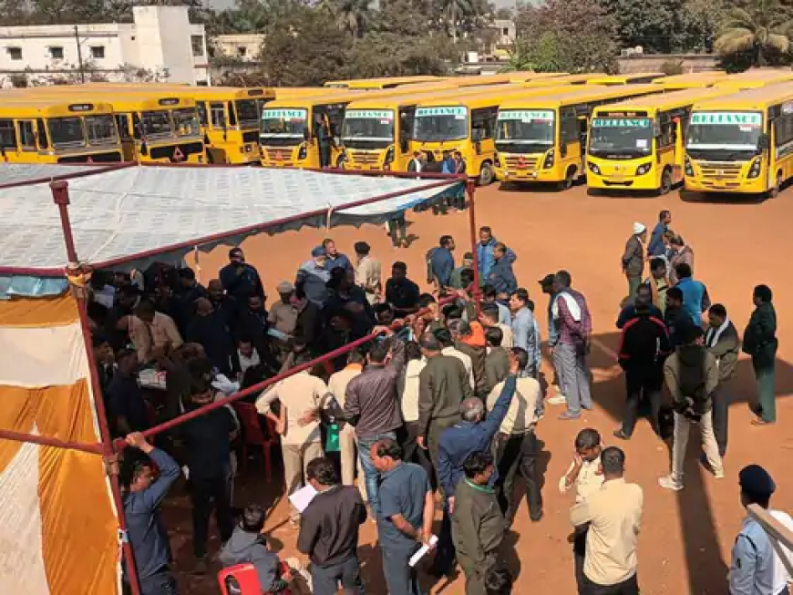 दुर्ग जिले में ट्रैफिक पुलिस और परिवहन विभाग ने रविवार को संयुक्त रूप से स्कूल बसों की जांच की