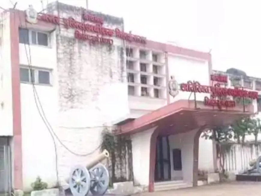 दुर्ग जिले में शराब पार्टी में जोरदार विवाद हुआ। पार्टी में एक इंस्पेक्टर को गाली दे दी गई, जिससे बाद विवाद बढ़ गया