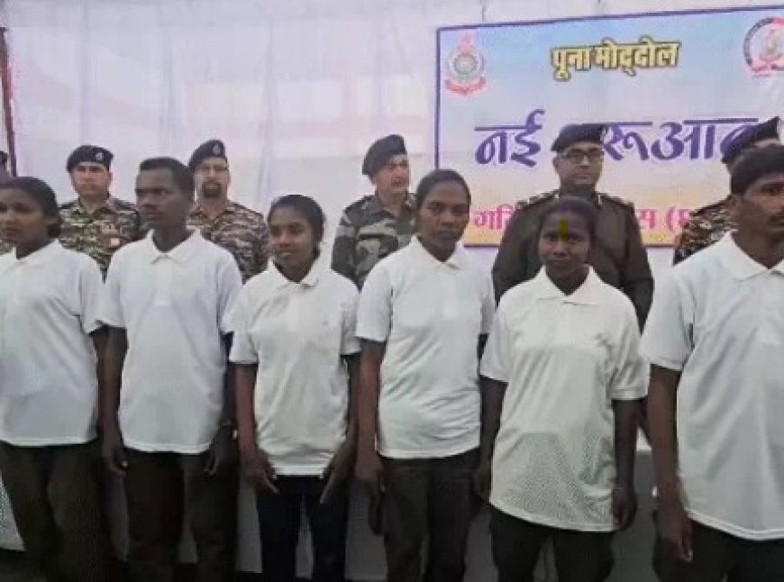 छत्तीसगढ़ के गरियाबंद जिले में सोमवार को 9 नक्सलियों ने आत्मसमर्पण किया