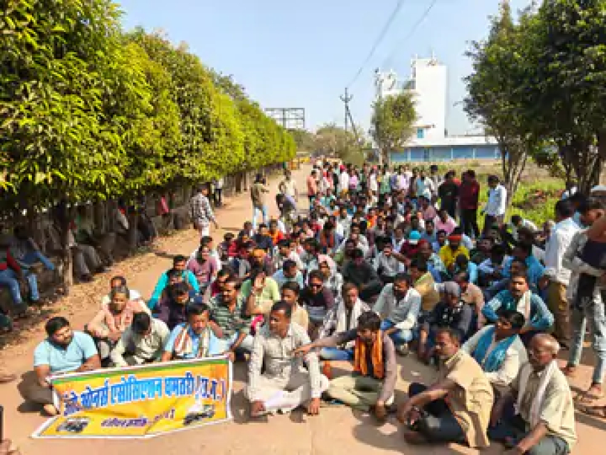 छत्तीसगढ़ के धमतरी में ऑटो ओनर्स एसोसिएशन ने अपनी सात सूत्रीय मांगों को लेकर कलेक्ट्रेट का घेराव किया