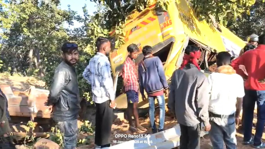छत्तीसगढ़-झारखंड बॉर्डर पर भीषण बस हादसा: 10 की मौत, 78 घायल; 19 की हालत गंभीर, परिजनों ने किया अंतिम संस्कार