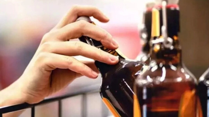 छत्तीसगढ़ सरकार की नई आबकारी नीति: शराब अब प्लास्टिक बोतलों में बिकेगी, पर्यावरण को लेकर बढ़ी चिंता