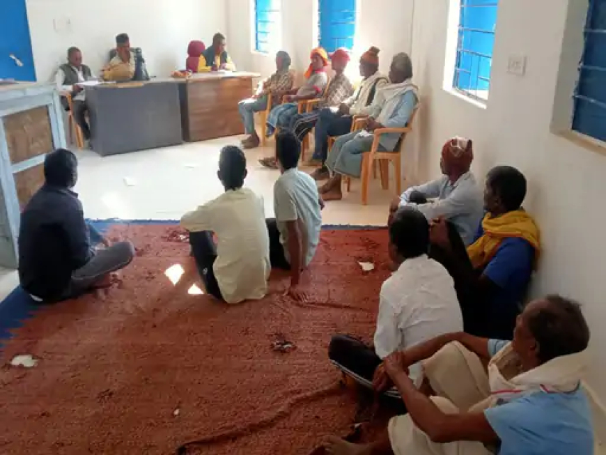 छत्तीसगढ़ के सरगुजा जिले में सरकारी टीचर बसंत पंचमी के दिन सरस्वती पूजा में नशे में धुत होकर स्कूल पहुंच गया